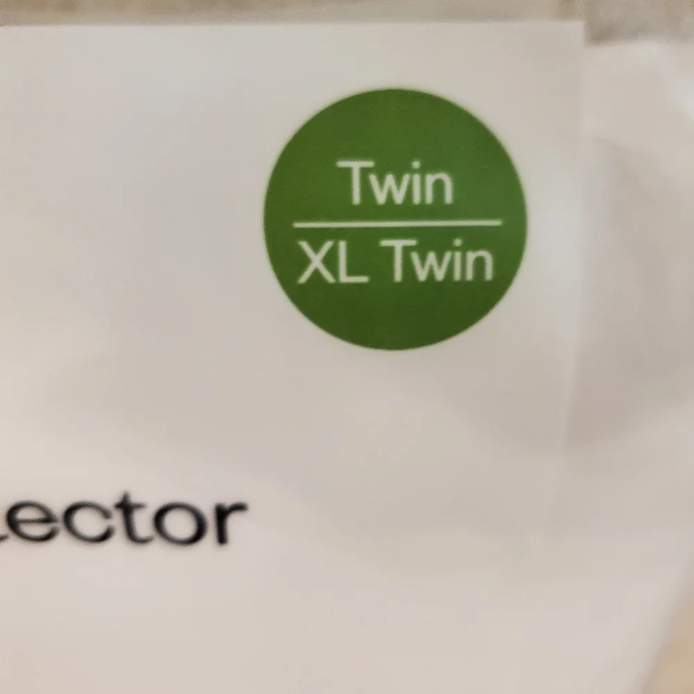 Room Essentials White Zippered Mattress Protector Twin XL